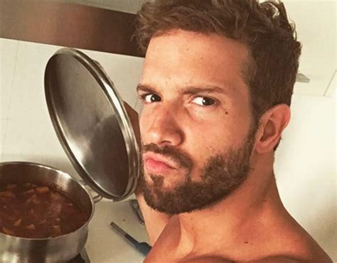 pablo alborn sin camiseta|Pablo Alborán enloquece Instagram con esta foto sin。